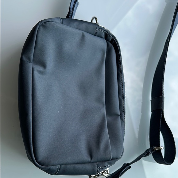 lululemon athletica everywhere Crossbody Bag 2L Oil Grey/Silver - Picture 6 of 7